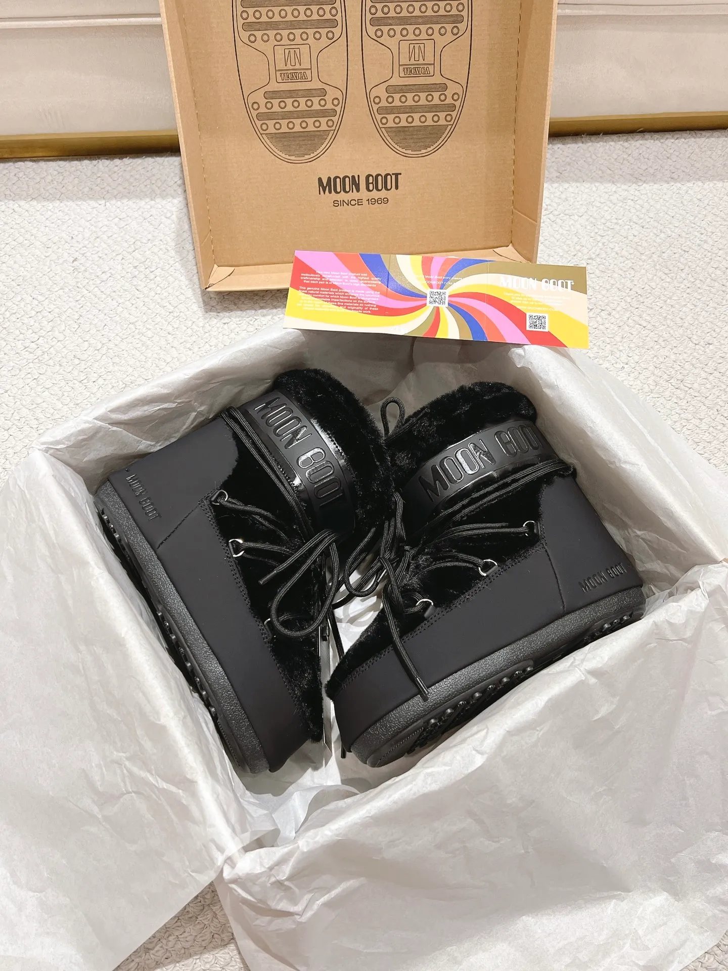 p660 [Exclusive top quality | New upgraded version] ✨A must-buy in winter 2025! Moon Boot moon snow boots - the ultimate warm weapon for fashionistas ❄️ Forget UGG! This winter🔥The "ugly Big Mac" that dominates the streets is here~ 👢The same Y2K retro style from Paris Hilton and Beckham is back! 4cm taller inside ✨ Invisible leg lift · Extremely slimming 👌 Fluffy and soft but not bloated, instantly show off your sense of style when put on your feet 🦋 The same style for both men and women | Can be worn by both men and women | Regardless of left or right foot!  ❄️Maximum thermal insulation power｜No pressure for fun in the snow 💫Trendy style code｜Easily achieve the Millennial hot girl style Say goodbye to ordinary snow boots ~ This winter you need to be warm and rusty! 🌟 #MoonBoot snow boots #winter hot style #瞞小similar style #millennium style wear ❶Fabric: original custom/cowhide/woven wool/high mercerized waterproof cloth ❷Inner: original 100% silk cotton liner ❸Feet: original 100% silk cotton liner ❹Outsole: original molded two-color non-slip outsole ❺Sole thickness: 4cm (including inner**) ❻Number of codes: 35-40 (41. Customized) ❼Packaging: Original full set of packaging ☀Color: Official website updated simultaneously